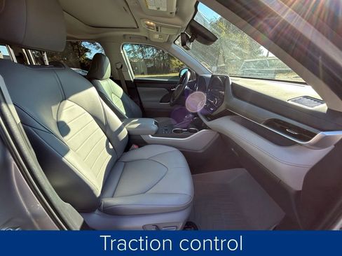 Used 2023 Toyota Highlander XLE image 26
