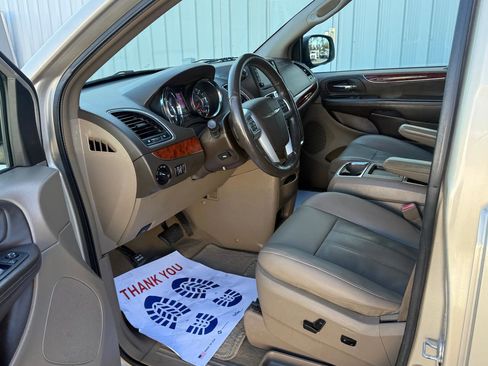 Used 2014 Chrysler Town & Country Touring-L w/ Driver Convenience Group image 9