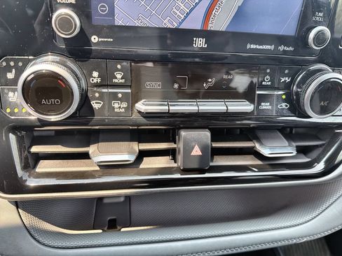 Used 2021 Toyota Highlander Limited AWD/4WD image 17