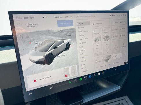 Used 2025 Tesla Cybertruck AWD Crew Cab image 31