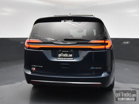 Used 2021 Chrysler Pacifica Touring-L FWD image 6