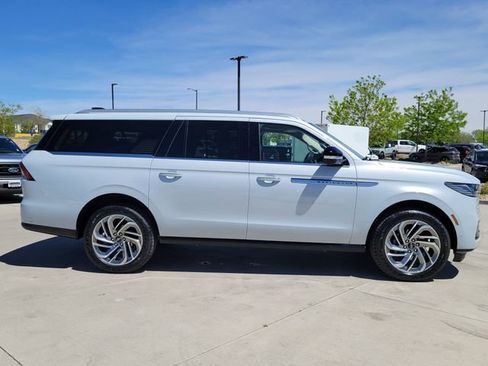 Certified 2025 Lincoln Navigator L Reserve AWD/4WD image 2