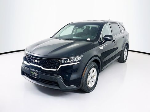 Used 2023 Kia Sorento LX image 3