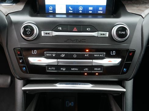 Used 2020 Ford Explorer Platinum w/ Premium Technology Package AWD/4WD image 23