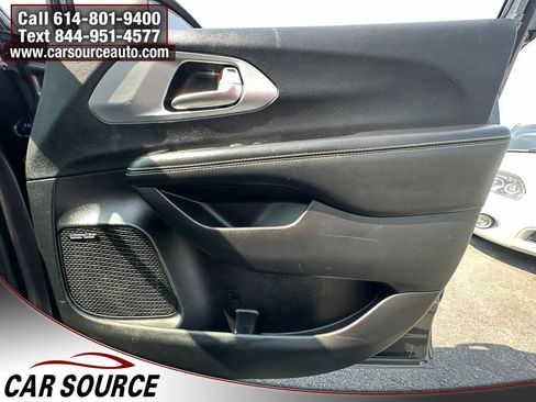Used 2019 Chrysler Pacifica Limited w/ Advanced Safetytec Group FWD image 28