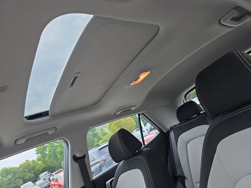 Used 2024 Hyundai Venue SEL image 28
