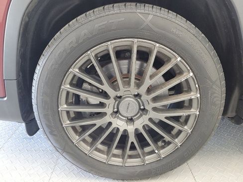 Used 2019 Jeep Cherokee Limited FWD image 31