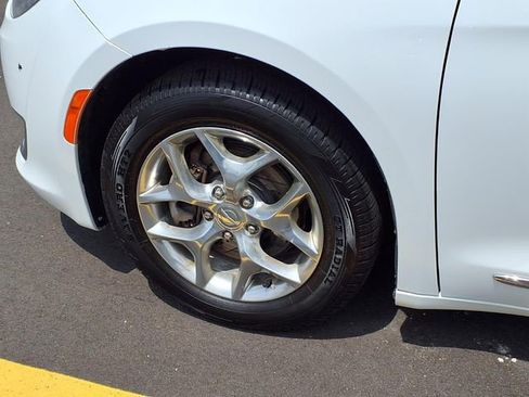 Used 2019 Chrysler Pacifica Limited FWD image 33
