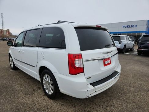 Used 2014 Chrysler Town & Country Touring image 5