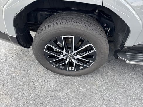 Used 2025 Lexus GX 550 w/ Accessory Package (2T) AWD/4WD image 10