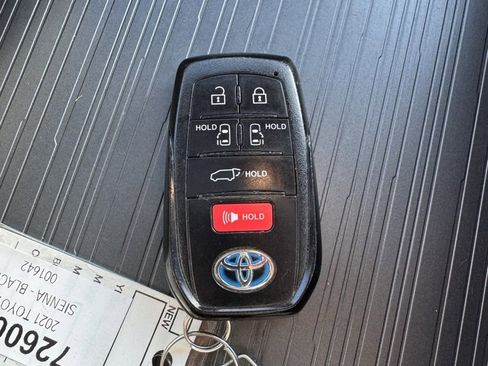 Used 2021 Toyota Sienna XSE image 33
