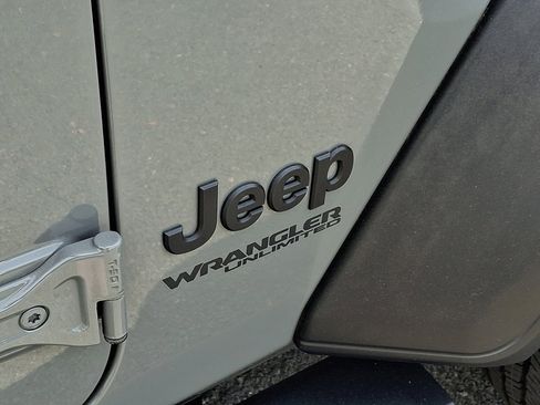 Used 2022 Jeep Wrangler Unlimited Sport AWD/4WD image 16