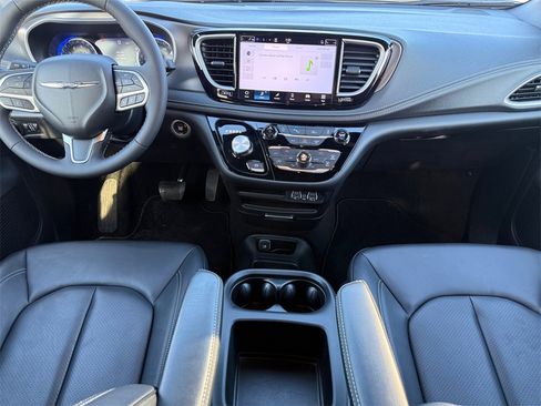 Certified 2025 Chrysler Pacifica Select image 10
