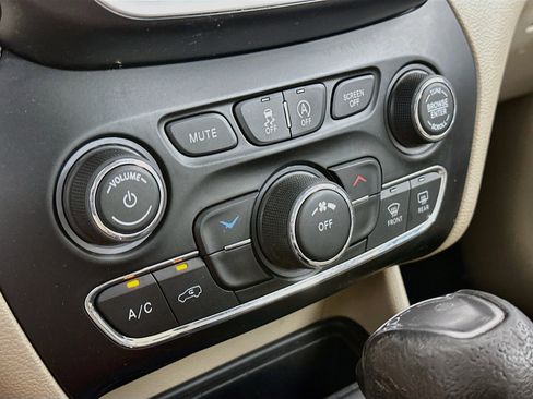 Used 2021 Jeep Cherokee Latitude AWD/4WD image 23