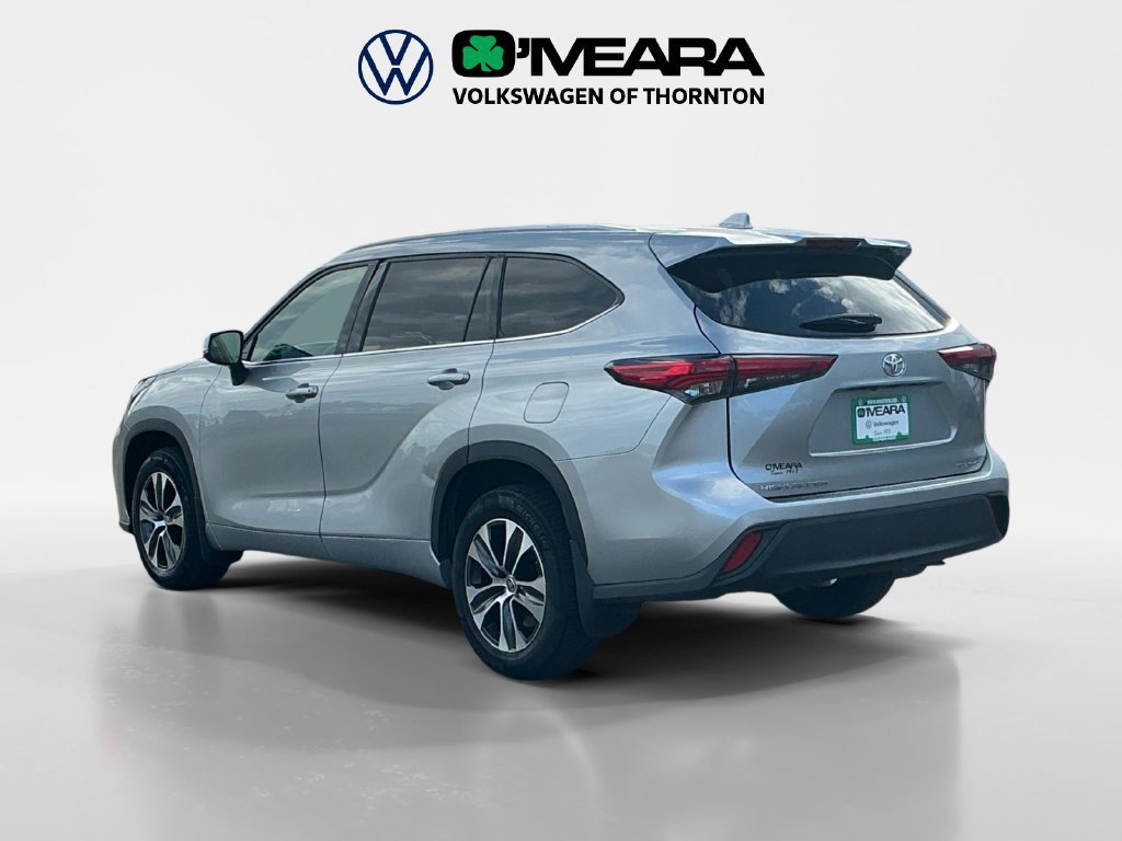 Used 2022 Toyota Highlander XLE AWD/4WD image 3