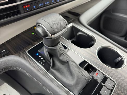 Used 2023 Toyota Sienna Limited image 8