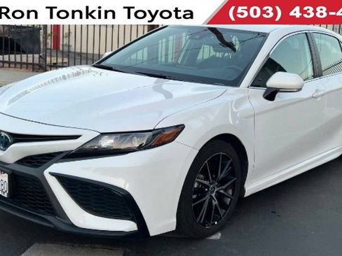 Used 2022 Toyota Camry SE FWD image 1