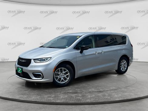 Used 2024 Chrysler Pacifica Touring-L FWD image 3