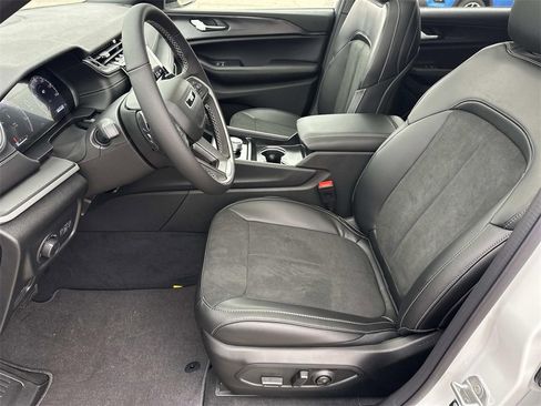 New 2025 Jeep Grand Cherokee L Altitude image 15