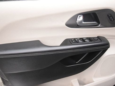 Used 2023 Chrysler Pacifica Touring-L FWD image 24