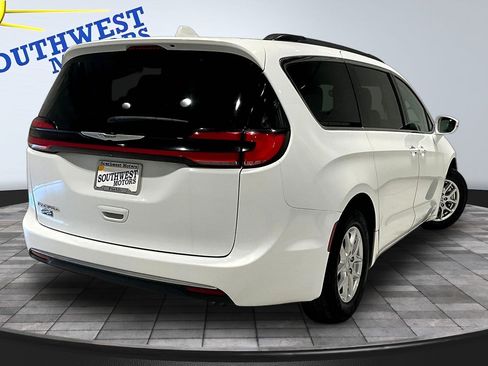 Used 2022 Chrysler Pacifica Touring-L FWD image 6