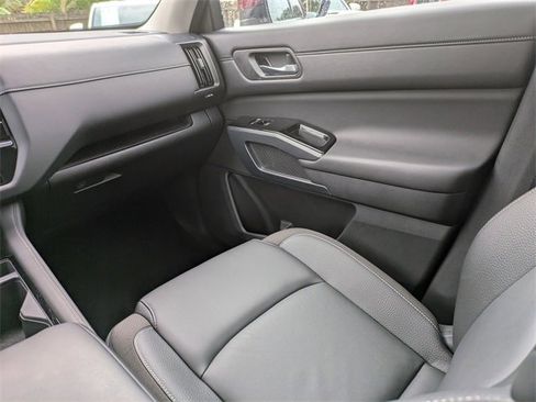 Used 2024 Nissan Pathfinder SL w/ Black Appearance Package image 18