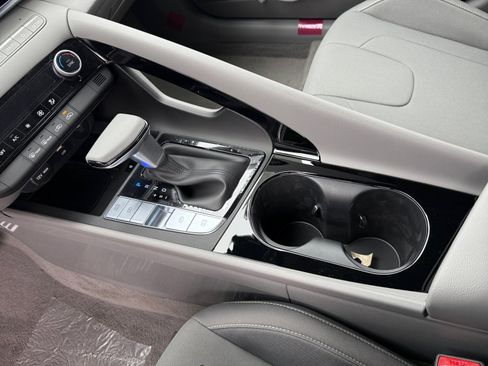 New 2025 Hyundai Elantra SEL image 13