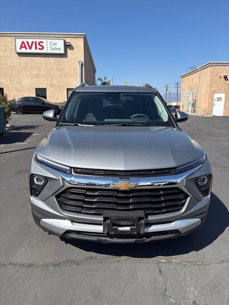 Used 2025 Chevrolet TrailBlazer LT AWD/4WD image 2