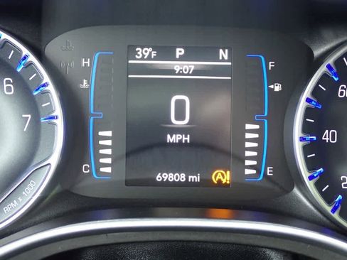 Used 2020 Chrysler Pacifica Touring image 29