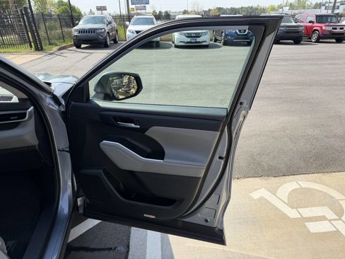 Used 2022 Toyota Highlander XLE image 19