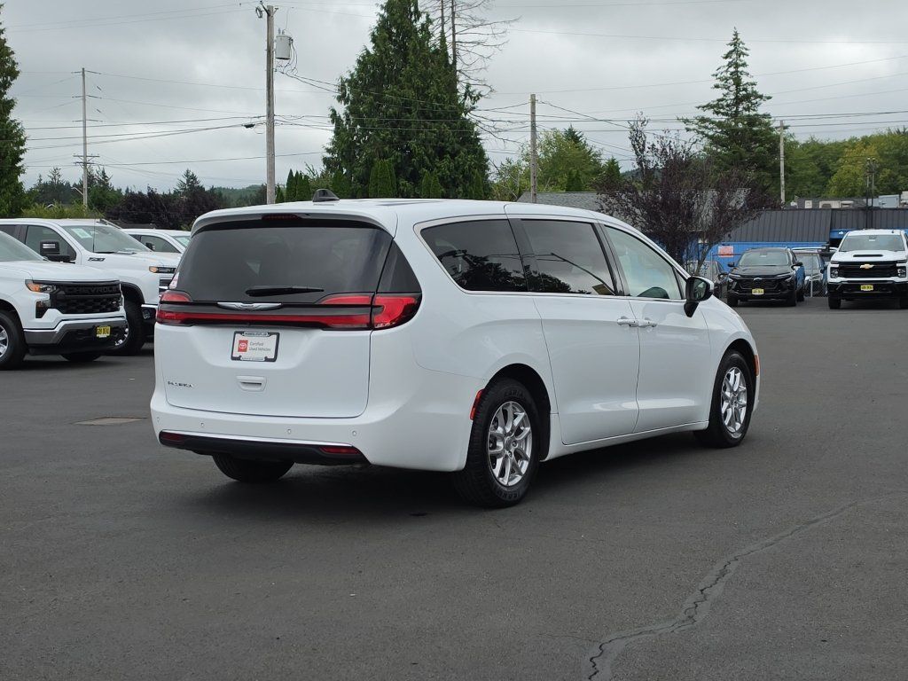 Used 2023 Chrysler Pacifica Touring-L FWD image 5