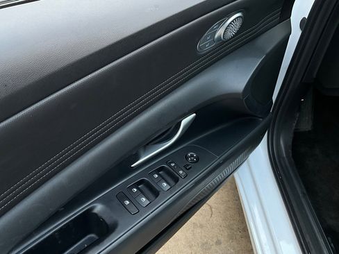 Used 2025 Hyundai Elantra Limited image 18