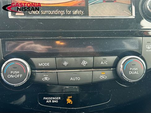 Used 2018 Nissan Rogue SV w/ Premium Package image 21