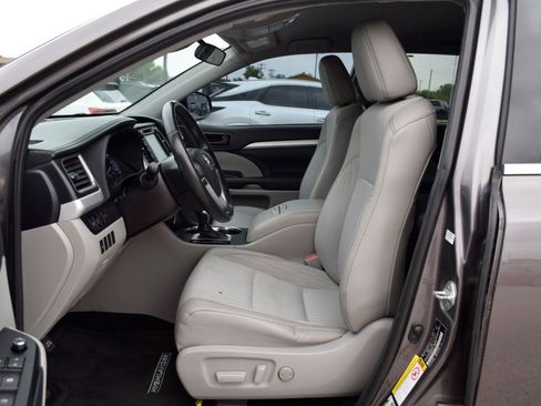 Used 2019 Toyota Highlander Plus FWD image 18