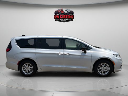 Used 2024 Chrysler Pacifica Touring-L FWD image 8