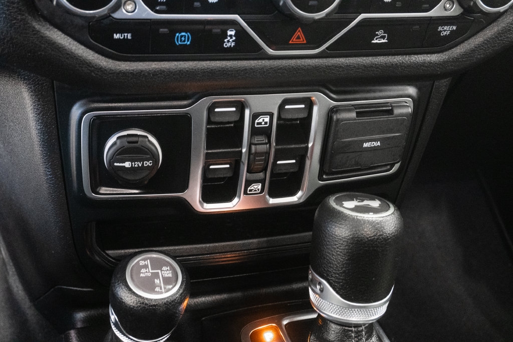 Used 2024 Jeep Wrangler Unlimited w/ Convenience Group AWD/4WD image 23
