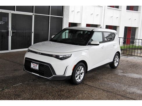 Certified 2023 Kia Soul LX w/ Option Group 015 FWD image 3