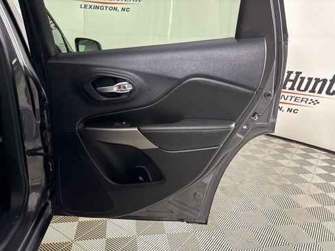 Used 2022 Jeep Cherokee Limited image 24