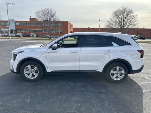 Certified 2024 Kia Sorento LX image 2