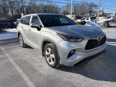 Used 2023 Toyota Highlander LE image 2