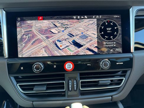 Certified 2025 Porsche Macan image 30