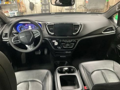 Used 2025 Chrysler Pacifica Select FWD image 9