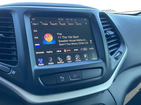 Used 2018 Jeep Cherokee Trailhawk AWD/4WD image 28