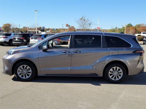 Used 2024 Toyota Sienna LE image 4