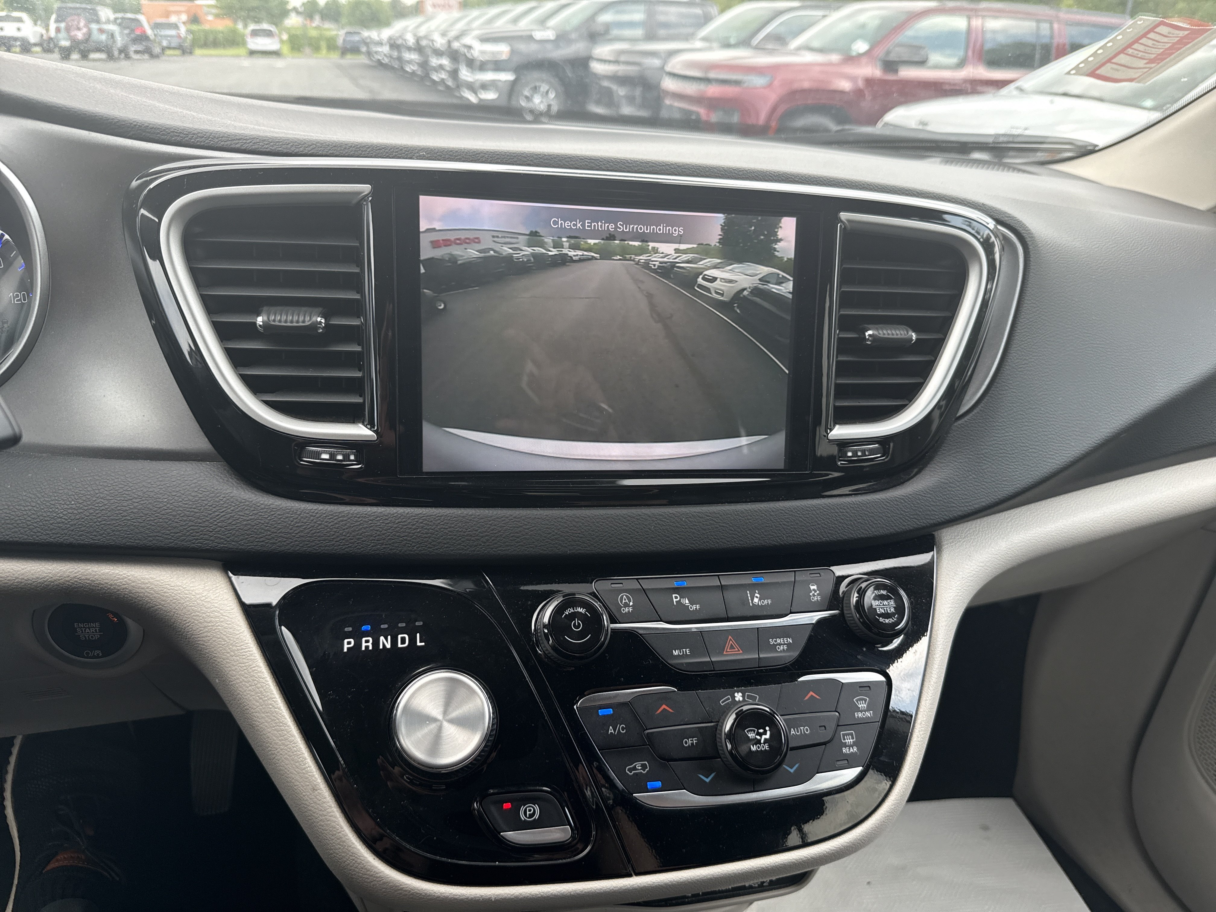 Used 2024 Chrysler Pacifica Touring-L FWD image 4