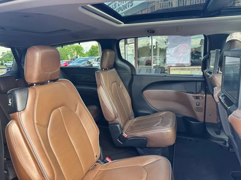 Used 2018 Chrysler Pacifica Limited w/ Tire & Wheel Group FWD image 47