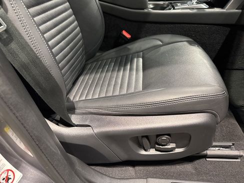 Used 2023 Land Rover Discovery Sport S image 32
