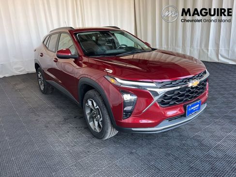 Used 2025 Chevrolet Trax LT w/ Driver Confidence Package FWD image 29