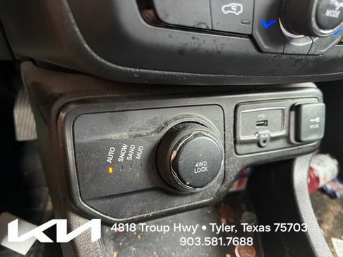 Used 2020 Jeep Renegade Latitude w/ Cold Weather Group AWD/4WD image 20