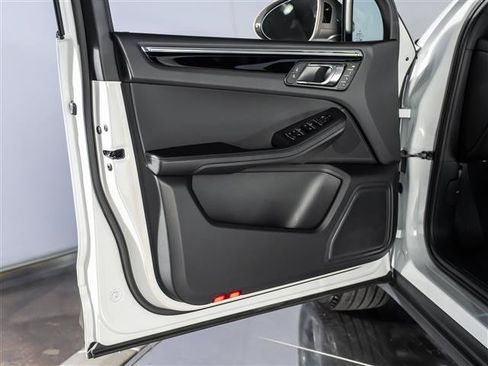 Certified 2026 Porsche Macan AWD/4WD image 24